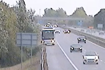Szalagkorlátnak hajtott egy elalvó buszsofőr az M3-ason, a folytatás még durvább volt