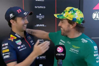 F1: Zseniális videón, ahogy Perez megölelte a fülig érő szájjal nyilatkozó Alonsót