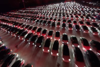 Messziről is látszott, mit műveltek 687 Teslával