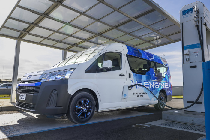 Ebbe a V6-osba nem dízelt, de nem is benzint tankolsz… 7