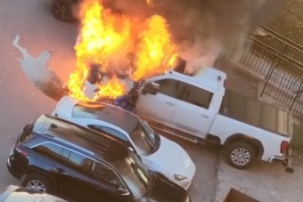 A lángok sem riasztották el, tűzbe ment az autójáért