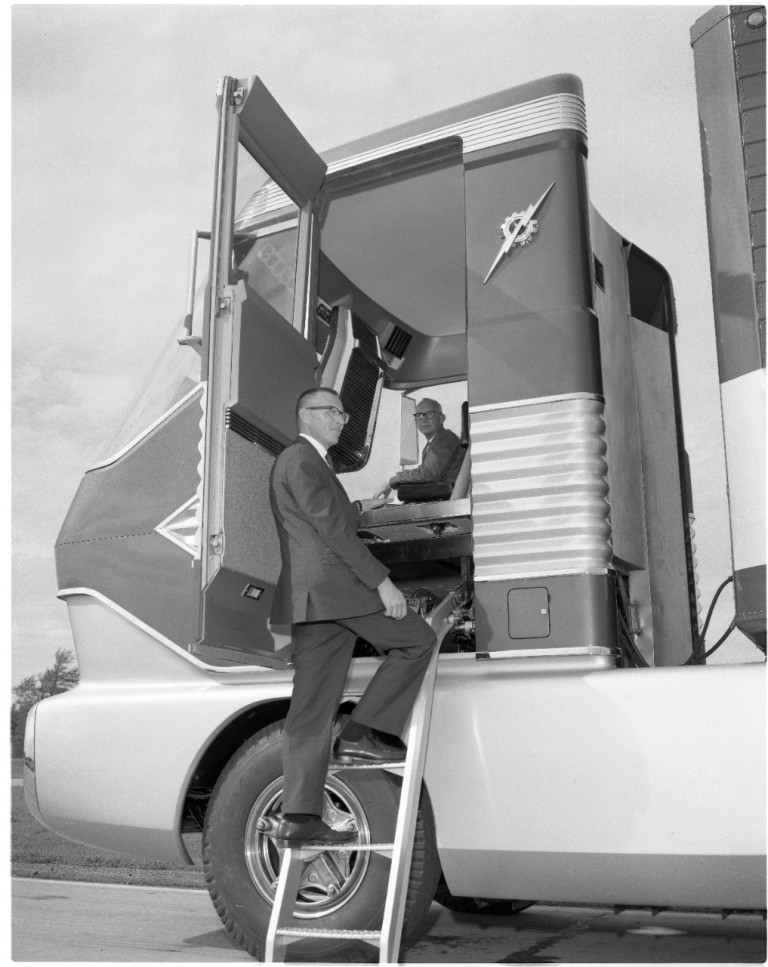 Nem csak az étvágyáról volt híres ez a Ford kamion 2 | Vezess Nem csak az étvágyáról volt híres ez a Ford kamion 2