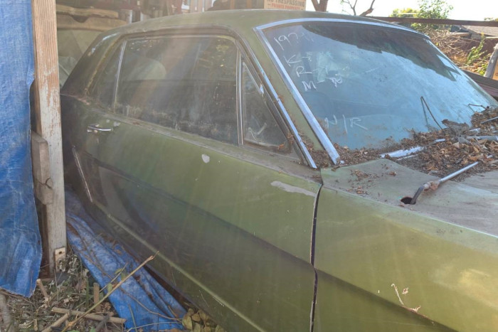 Kaphat még új esélyt ez az öreg, elhagyott Mustang?