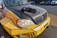 Ugratás után szakadt ki egy monster truck kereke, amely a parkoló autók közé csapódott 1