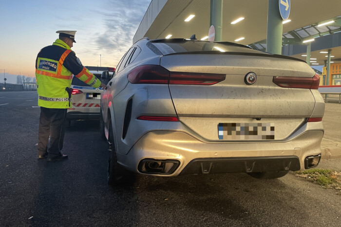 Filmbeillően fogtak luxusautót a magyar rendőrök 1