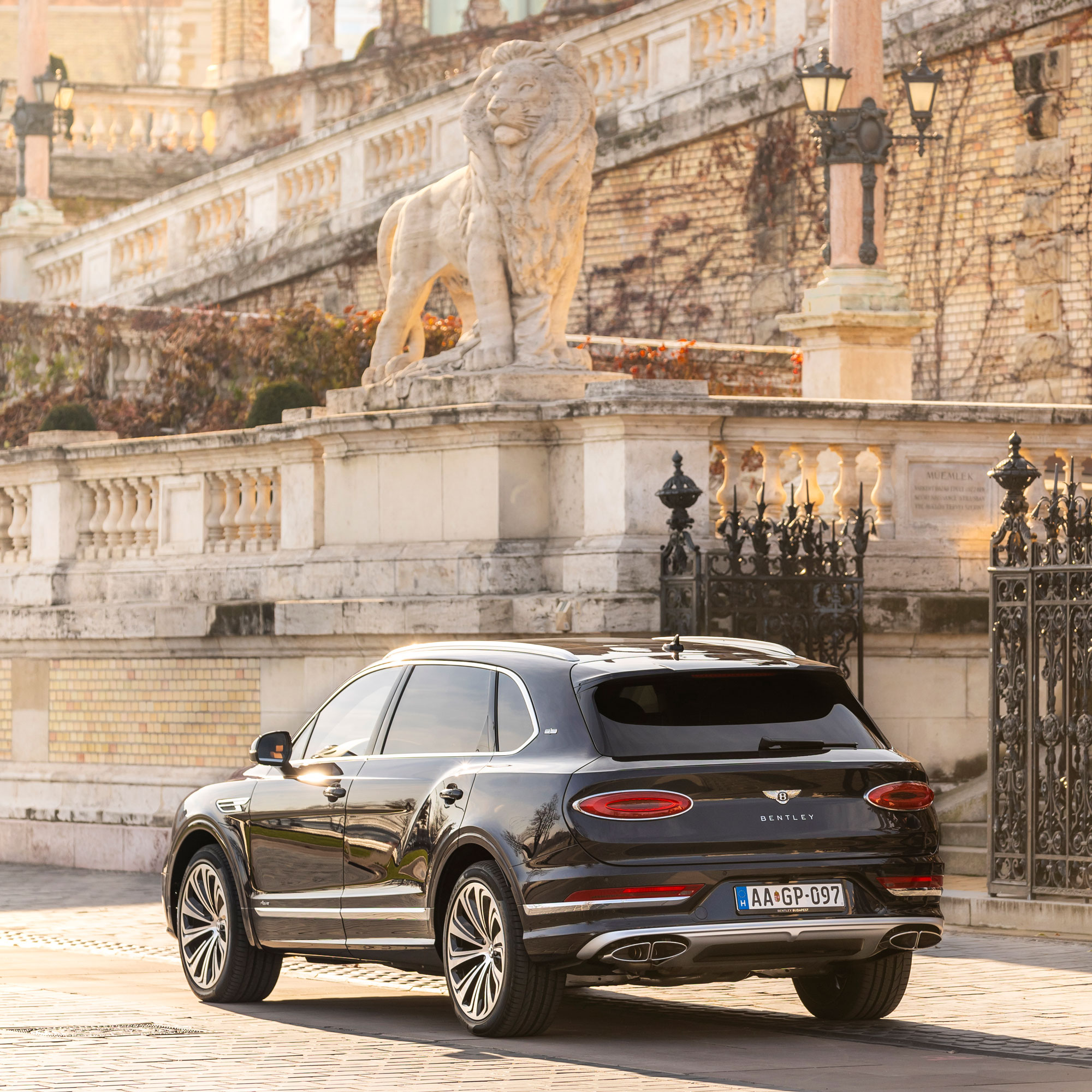 Száz gazdag magyar boldogan lépett ki ebből az épületből 2