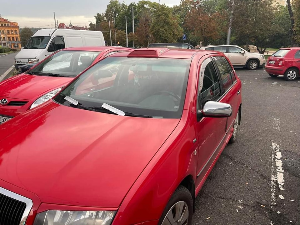 Nagyon büszke lehet autójára a tulaj, ha ennyiszer ráragasztotta a típusnevet 2