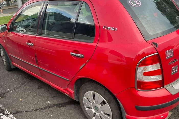 Nagyon büszke lehet autójára a tulaj, ha ennyiszer ráragasztotta a típusnevet