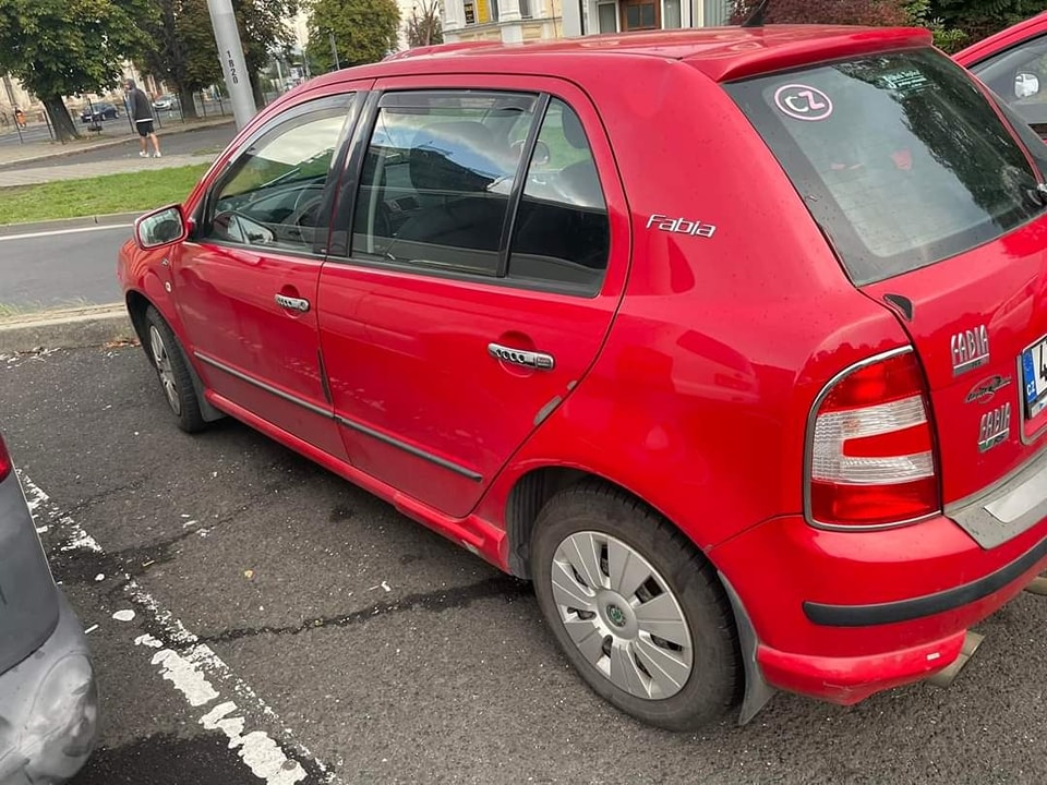 Nagyon büszke lehet autójára a tulaj, ha ennyiszer ráragasztotta a típusnevet 3