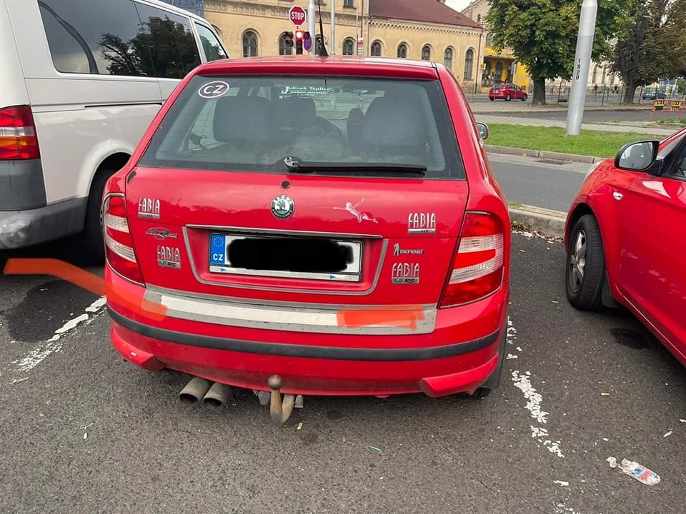 Nagyon büszke lehet autójára a tulaj, ha ennyiszer ráragasztotta a típusnevet 1