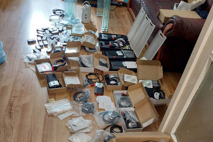 Egy rakás illegális autós szoftvert foglalt le a NAV