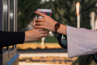 A magyar autósoknak mostantól ezért sem kell kiszállni az autóból