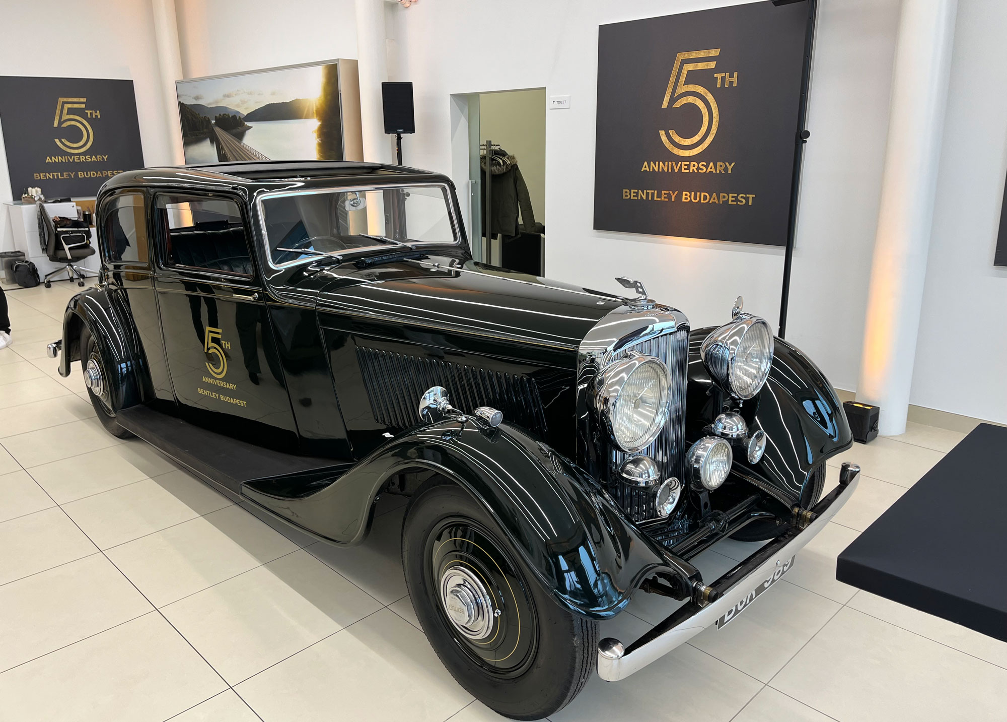 Száz gazdag magyar boldogan lépett ki ebből az épületből 7