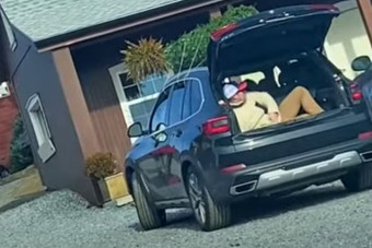 Egy emberként röhögött a parkoló a karácsonyfával bénázó autóson