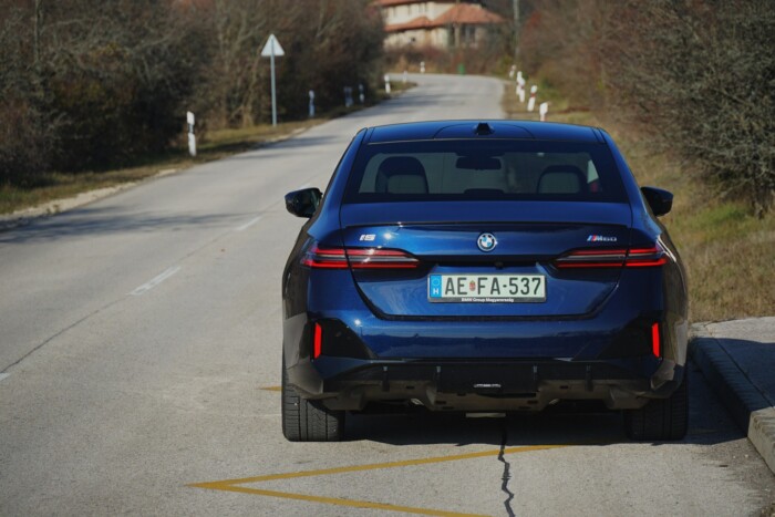 Ez a BMW nem jut messzire, de oda nagyon gyorsan 7