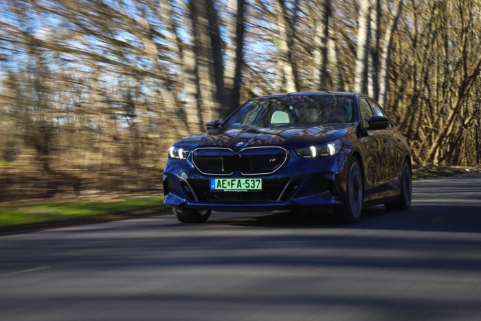 Ez a BMW nem jut messzire, de oda nagyon gyorsan 16