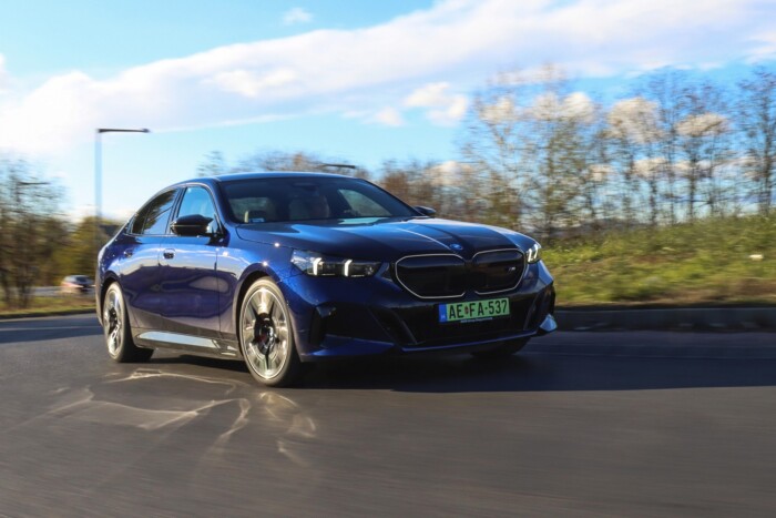 Ez a BMW nem jut messzire, de oda nagyon gyorsan 19