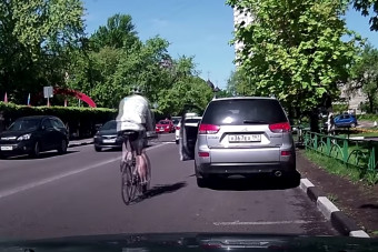 Itt a megoldás, hogy ne üssük agyon a bringásokat az ajtóval