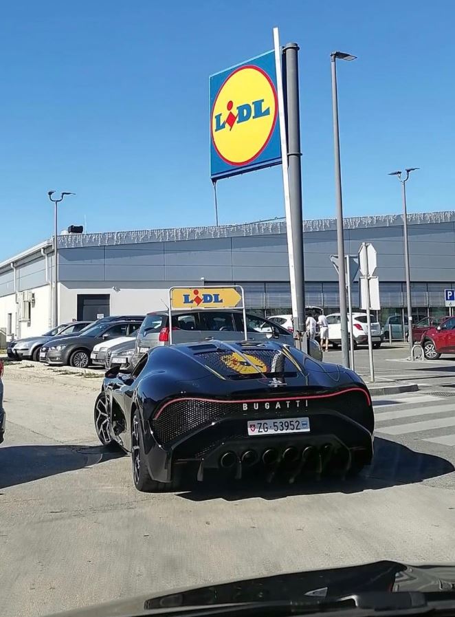 Bugatti gurult be egy Lidl parkolójába 1