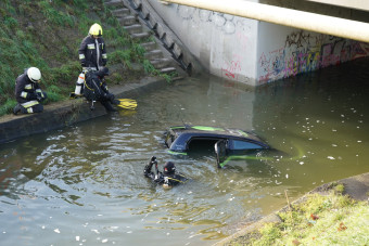 Patakba csúszott egy elektromos bérautó Budapesten