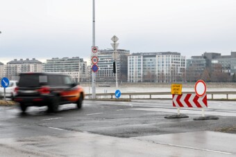 Elszállítják a rakpartokon hagyott autókat