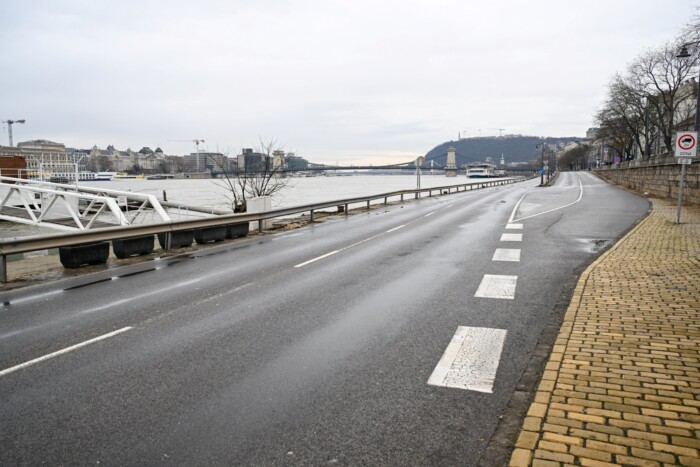 A Duna áradása miatt lezárták a budapesti alsó rakpartokat 1