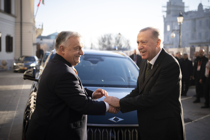 Titokzatos autóval furikázott Orbán Viktor Budapesten 2