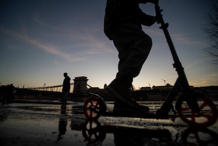 A lezárt rakpart sem jelentett akadályt ennek a járműnek Budapesten 2
