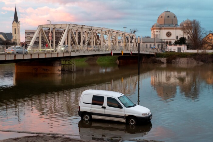 Több autót a megáradt Rábából húztak ki Győrben 1