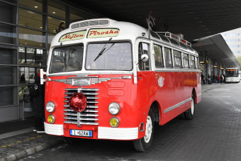 Nosztalgia-mikulás érkezett a budapesti reptérre