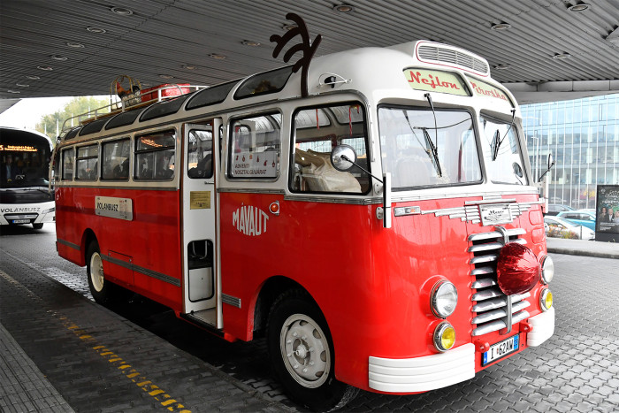 Nosztalgia-mikulás érkezett a budapesti reptérre 2