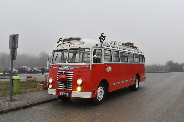 Nosztalgia-mikulás érkezett a budapesti reptérre 6