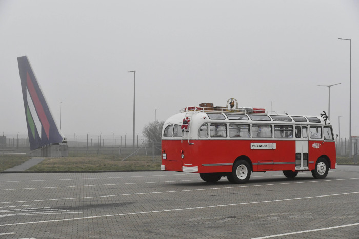 Nosztalgia-mikulás érkezett a budapesti reptérre 7