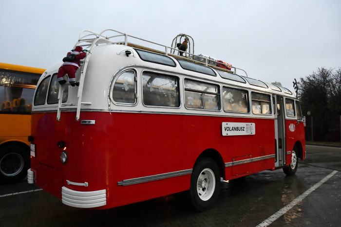 Nosztalgia-mikulás érkezett a budapesti reptérre 8