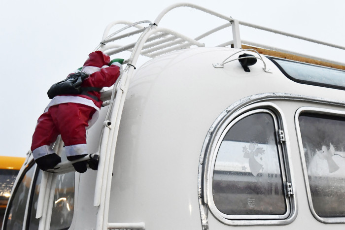 Nosztalgia-mikulás érkezett a budapesti reptérre 9