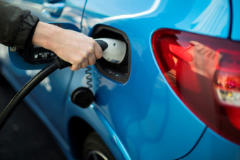 Körvonalazódik, mikortól oszthatnak újra ingyenpénzt elektromos autókra