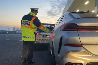 Filmbeillően fogtak luxusautót a magyar rendőrök