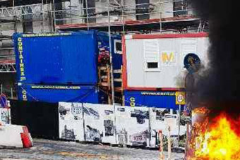 Óriási lángokkal égett egy kisbusz a budai Várban