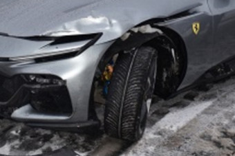 Csak egy koccanás, 19 milliós a kár az új Ferrariban