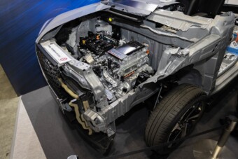 Hamisítás miatt teljesen leállt egy autógyártó