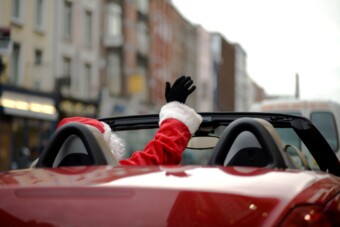 Belerongyolt egy házba a Mikulásnak öltözött részeg autós