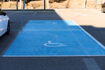 Egy tucat mozgássérültet húzott le ugyanazzal az autóval a kereskedő