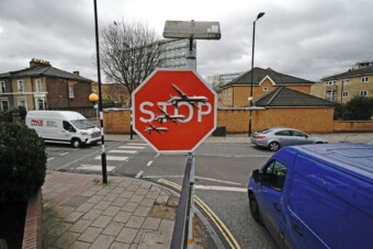 Százmilliókat érő közlekedési táblát loptak el