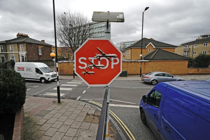 Százmilliókat érő közlekedési táblát loptak el