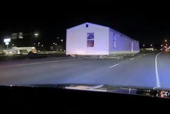 Bizarr hajsza: mozgó házat üldöztek a rendőrök