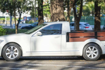 Luxusautó trágyaszállításhoz? Igen ilyen is van!