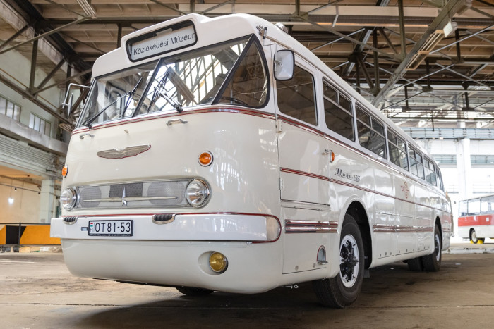 A Faros is mozgásba lendül. 