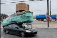 Komikus lomhalommal a tetején száguldott végig Olaszországon egy öreg Ford 2