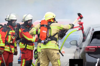 Magyar tűzoltók kapják meg a villanyautós tüzeket oltó csodafegyvert