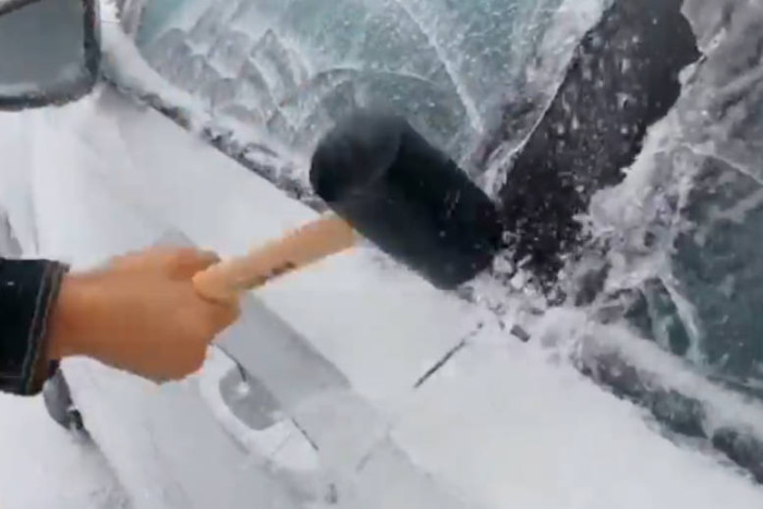 Így lehet a jégpáncélt lebontani az autóról kalapáccsal